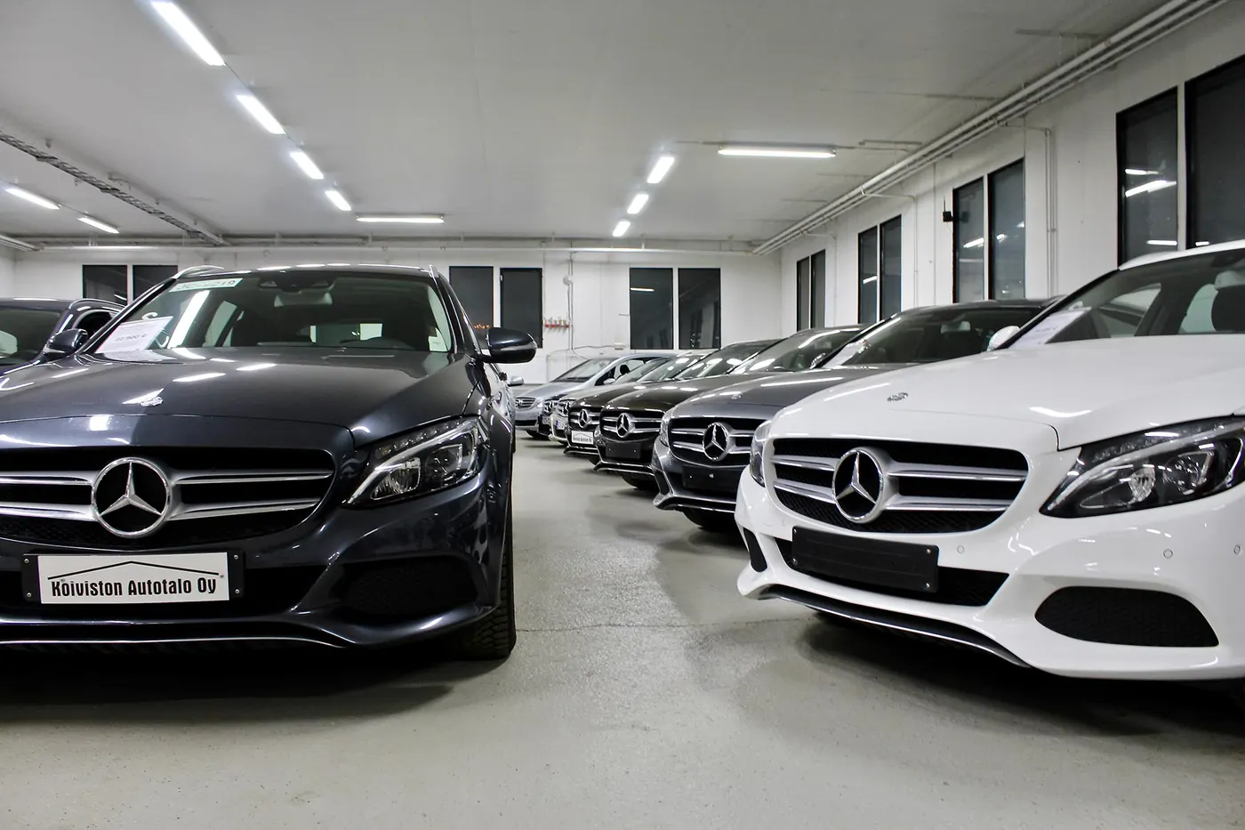 Vaihtoautoja Koiviston Autotalon myyntihallissa